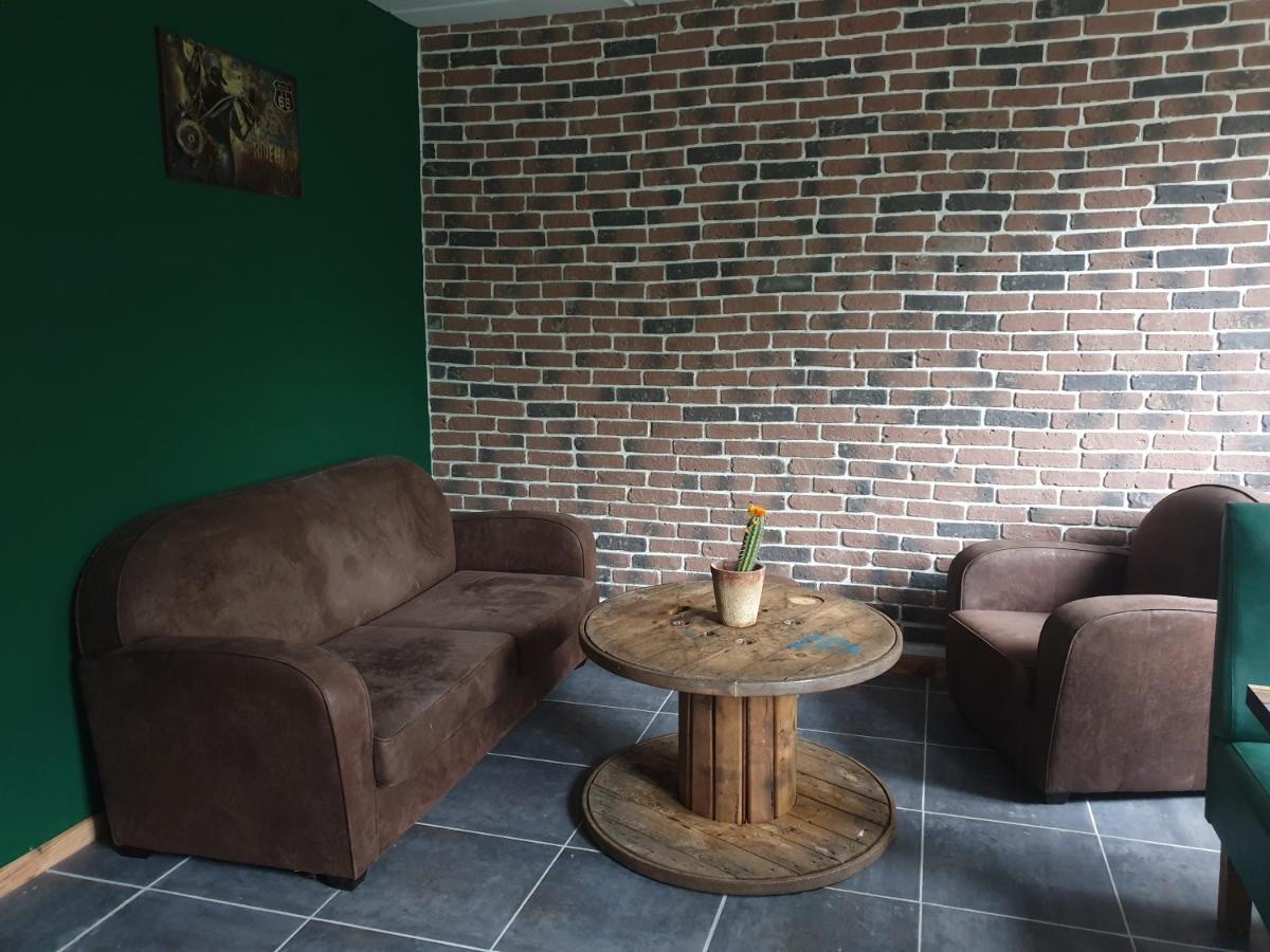 Sas Road Runner Cafe Bed & Breakfast Égliseneuve-dʼEntraigues Exterior foto